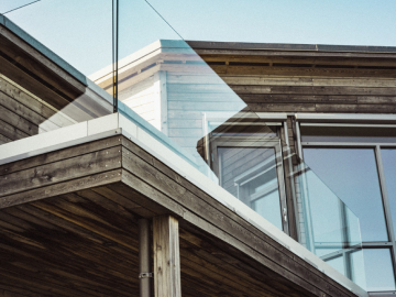 Ограждения из стекла на заказ, изготовление и установка. Качественное производство ограждений из стекла выполнено компанией «Стекло Кубани»