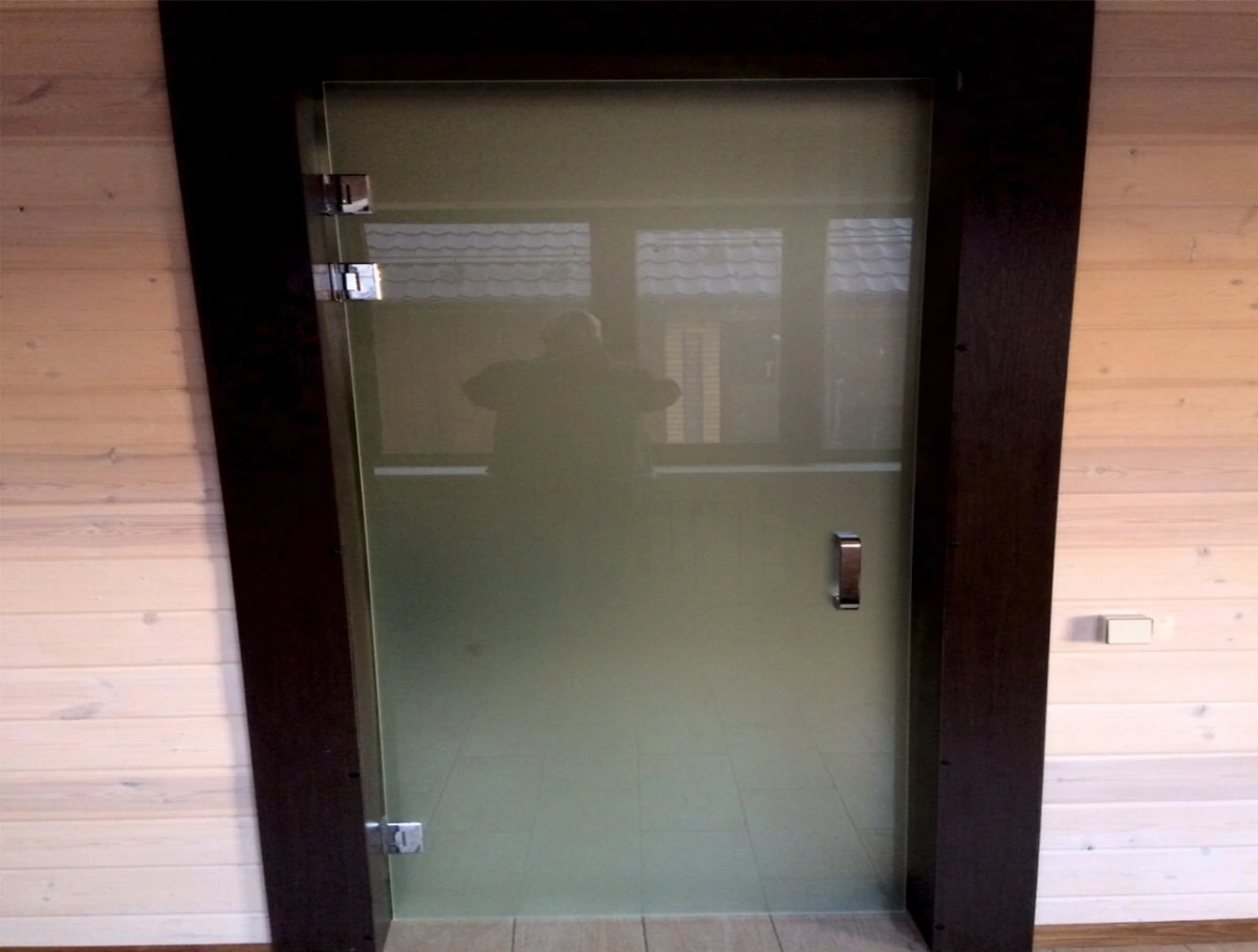 Стеклянные двери без коробки — установка Стеклянные двери выполнена компанией «Стекло Кубани»