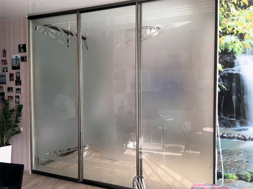 Двери купе — Стеклянные двери, установка Стеклянные двери выполнена компанией «Стекло Кубани»