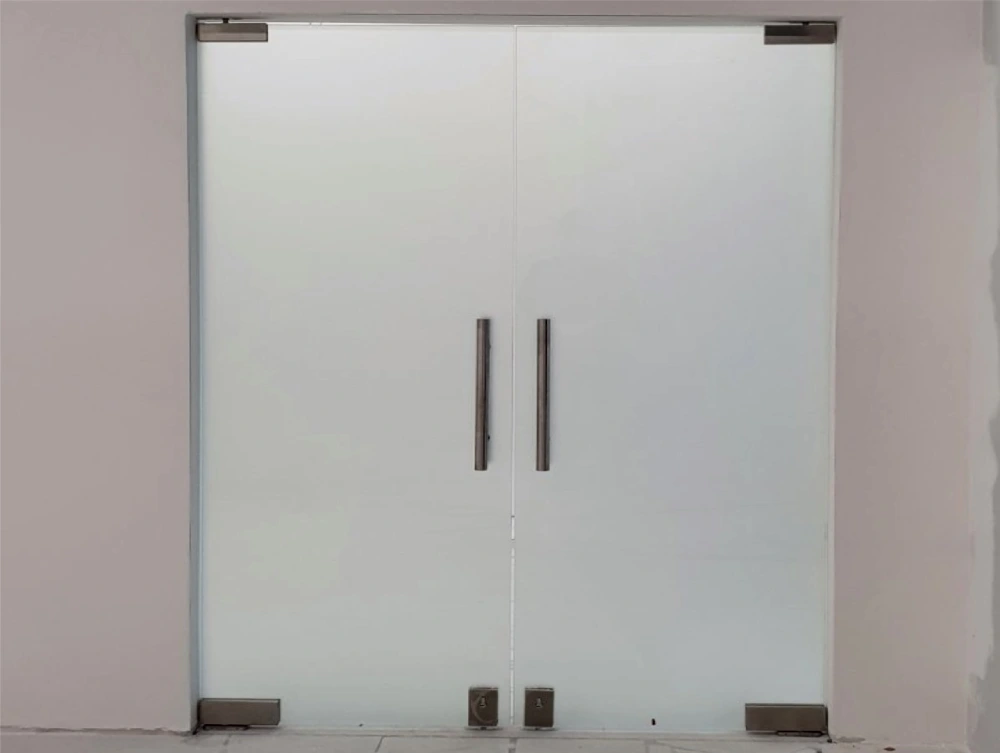 Стеклянные двери маятниковые — установка Стеклянные двери выполнена компанией «Стекло Кубани»