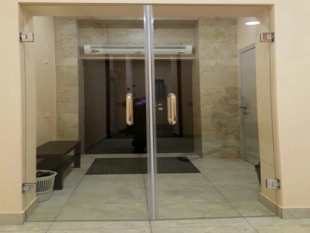 Двери распашные — Стеклянные двери; установка Стеклянные двери выполнена компанией «Стекло Кубани»