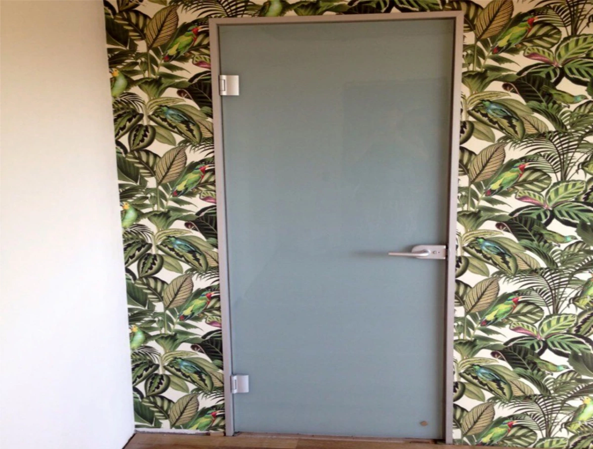 Стеклянные двери в алюминиевой коробке — работа компании «Стекло Кубани»