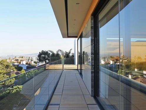 Ограждения на балконы и террасы из сэндвич-панелей и стекла, изготовление стеклянных ограждений компанией «Стекло Кубани»