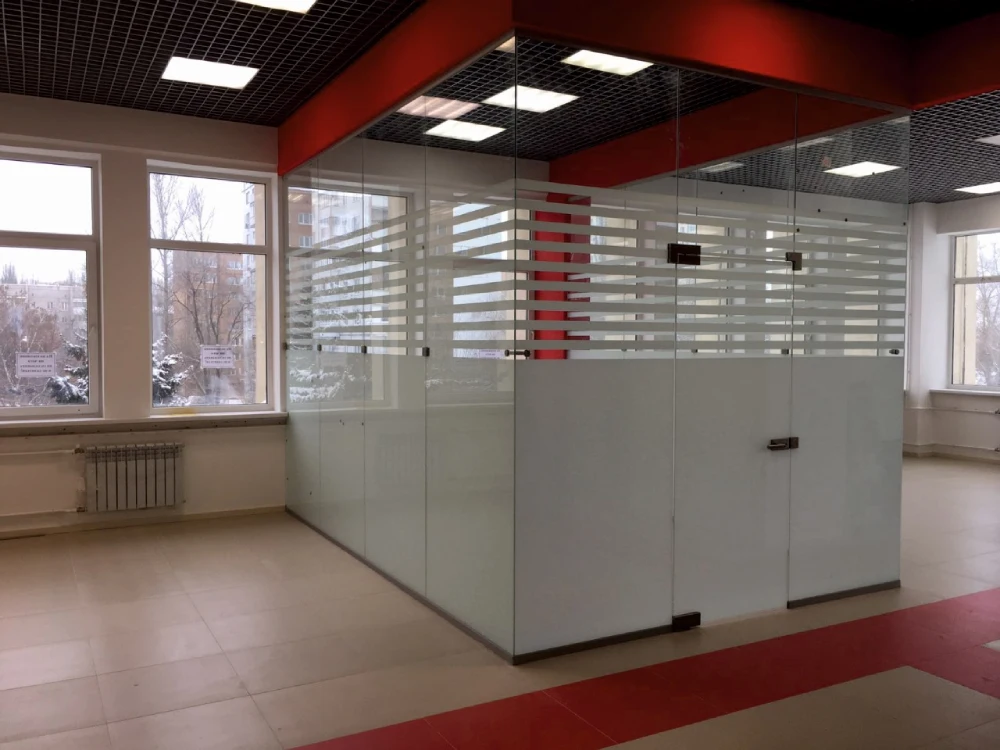Перегородки офисные на заказ для современного офиса, выполненные компанией «Стекло Кубани»