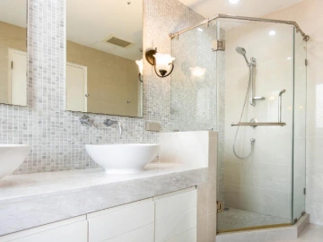 Стеклянные душевые, выполненные компанией «Стекло Кубани». Профессиональная установка Стеклянные душевые под заказ