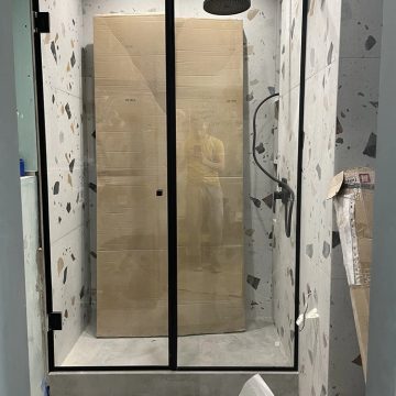 Душевая прямая распашная